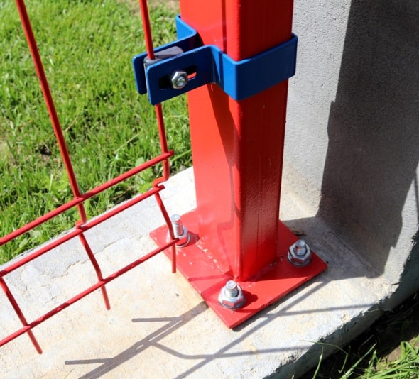 stalpi-gard-cu-prindere-pe-soclu h-metal