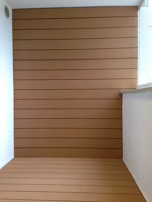 placare-perete-balcon-cu-wpc