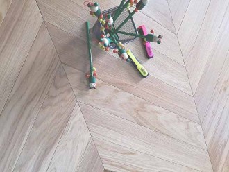 Parchet dublu stratificat Chevron Honey Classic pentru incalzire in pardoseala